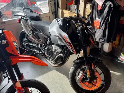 Superbe bike disponible! -Bicylindre parallèle 4 temps de 799cc refroidi au liquide -105hp -Injectio...