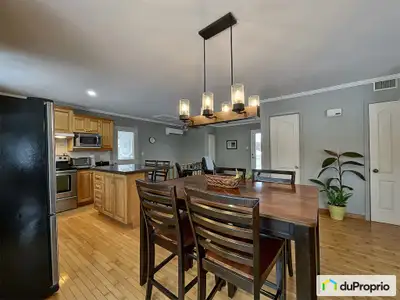 Charmant et lumineux bungalow (24x34) offrant une vue partielle sur le fleuve. Rez-de-chaussée avec...