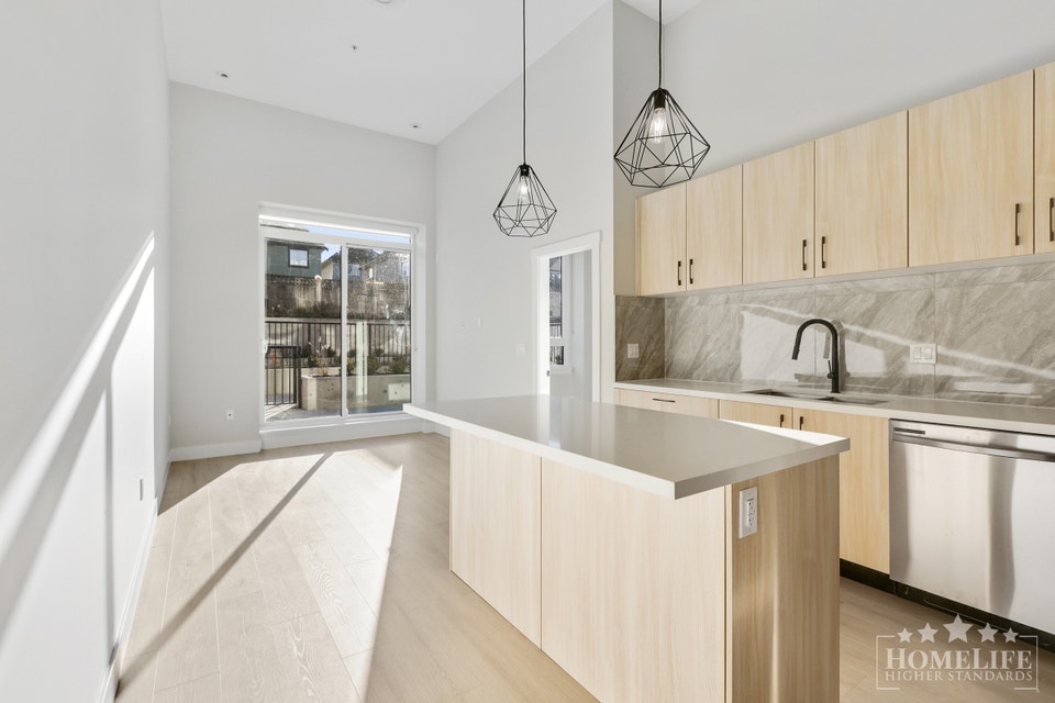 Kenzie – Modern 2 Bedroom + Den Home With AC & Underground Parki 4