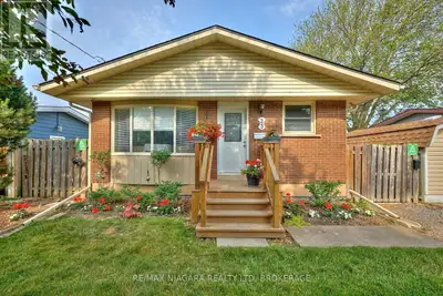 Well maintained bungalow in great neighbourhood by canal!! Inground POOL for hot summer days, beauti...