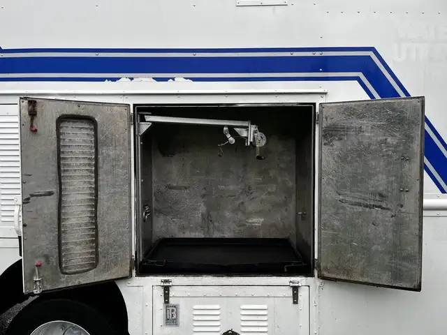 2005 Morgan Olson Workhorse 14 Foot Step Van with Shelving in Heavy Trucks in City of Montréal - Image 19