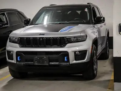 Step into adventure with the 2023 Jeep Grand Cherokee 4xe Trailhawk, finished in a sophisticated Gra...