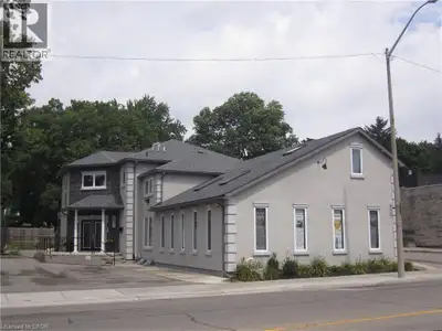 This modern, professional commercial building offers exceptional flexibility for a wide range of bus...