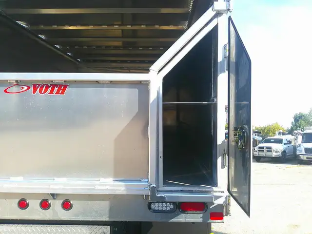 2019 Hino 338 in Heavy Trucks in Hamilton - Image 10