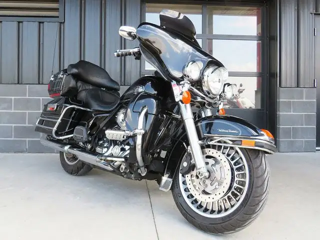 2009 Harley-Davidson FLHTCU Ultra Classic Electra Glide in Sport Touring in Cambridge - Image 3