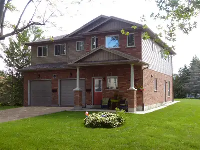 Located on a quiet street this home in Orillia has quality accomodations that will exceed your expec...