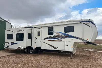 2011 Bighorn 3670RL with 4 slides. 2nd owner of this very well maintained unit. Very few kms, as it'...