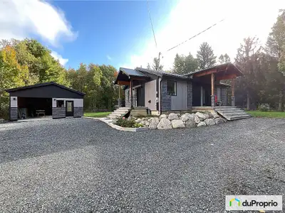 Jolie Bungalow entièrement rénové, clé en main et au gout du jour plus de $100,000.00 de rénovation....