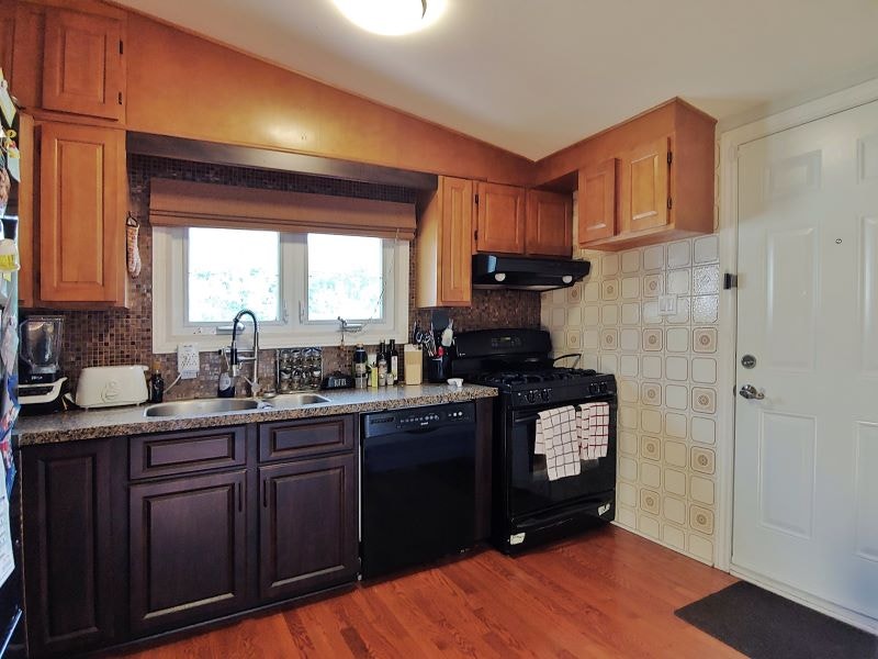 Three Bedroom Unit, Near StLaurent & TrainYards, Giant Yard Long