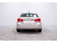 La Chevrolet Cruze 2014 est une berline compacte qui se distingue par sa fiabilité, son efficacité é... (image 5)