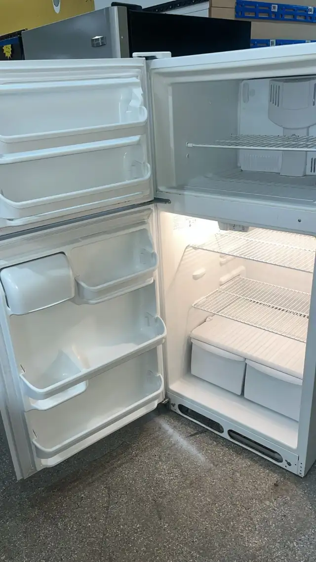 Frigidaire 28” Refrigerator Fully Tested  30-Day Warranty in Refrigerators in Kitchener / Waterloo - Image 6