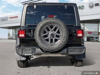 4X4, REMOTE START, FRONT HEATED SEATS, HEATED STEERING WHEEL, REMOTE PROXIMITY KEYLESS ENTRY, ADVANC... (image 3)
