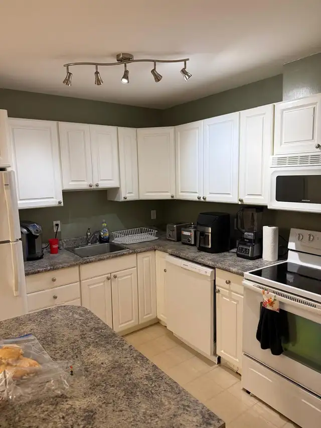 Gorgeous 2 bedroom condo in the prestigious area of Lindenwoods