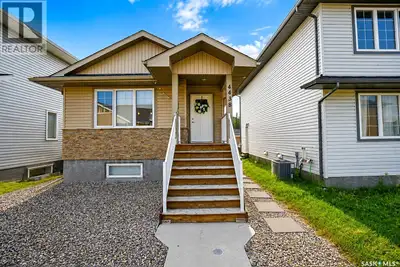 Welcome to this well-maintained bungalow in the desirable Harbour Landing neighbourhood—just minutes...