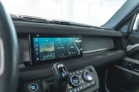 Land Rover Defender 110 P400 SE 2023: - Extérieur blanc FUJI et intérieur en cuir noir EBONY - Garan... (image 9)