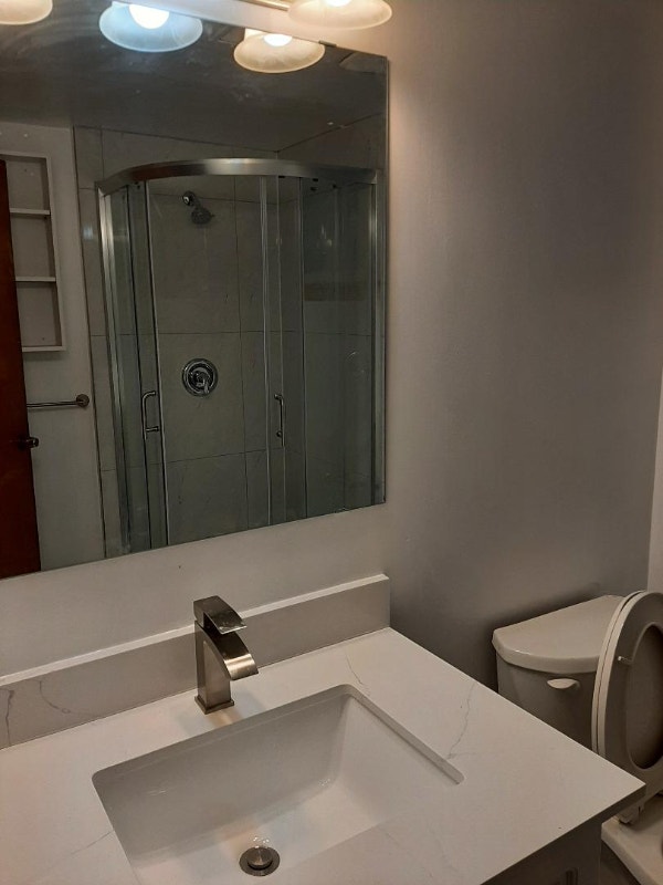 York Mills/DVP, Master Room for rent, one bus to subway station. Room