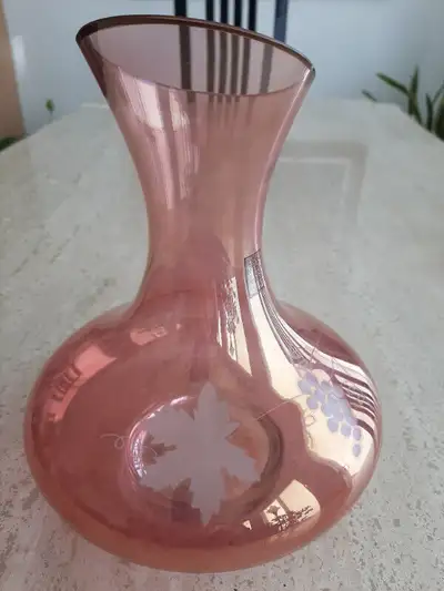 Décanteur de marque Roscher & Co, importation de Romanie. Comme neuf et d'une teinte rosé. Prix 30$....