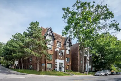 renovated two bedroom, queen and victoria park - ID 3268, View more