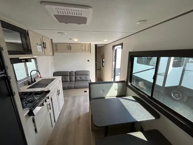 2025 Coachmen Northern Spirit DLX in Travel Trailers & Campers in Terrace - Image 13