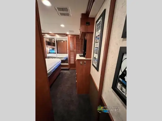 2013 Fleetwood RV Discovery 40X Diesel 057,684 Miles in RVs & Motorhomes in Moncton - Image 42