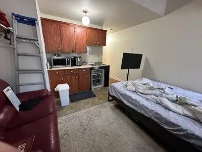 Bachelor Apartment for Rent 5783 North St. #201 Next to Robie St Available March 1st Details: Rent:...