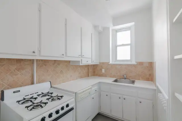 1 bed 1 bath near UdeM corner of Deacon and Van Horne - ID 1905