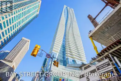 Students welcome. Gorgeous 2 Spacious Bedrooms, 2 Baths Unit. With 1059 Sq Ft Of interior space, 9'...