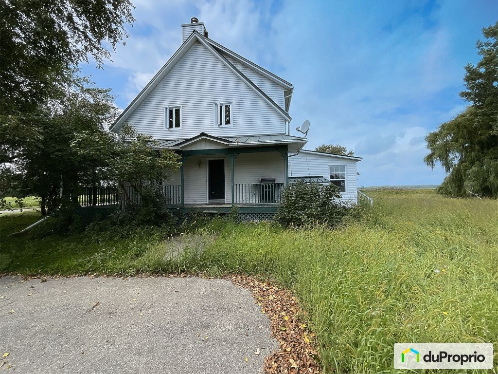 $650,000 - 1 1/2 Storey for sale in St-Jude — photo 1