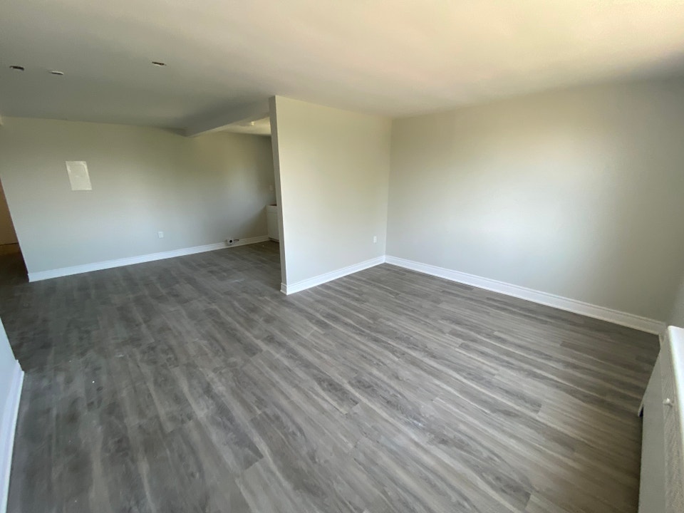 2 Bedroom Apartment Just Steps from the Niagara River! 4