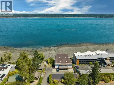Waterfront Living at Its Finest Rarely do opportunities like this come available. Welcome to this sp...