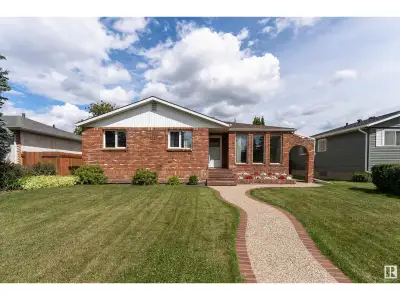 Discover this inviting 1,139 sq ft. bungalow nestled in the heart of Pleasantview. The sunlit main f...