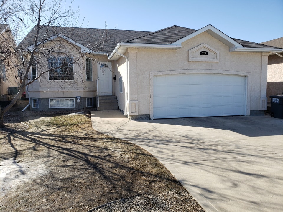 Briarwood 3 Bedroom House! Great Neighbourhood, Fenced Yard! Long