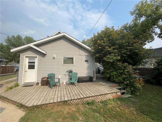 68 4th Street NW Carman, Manitoba in Houses for Sale in Portage la Prairie - Image 2