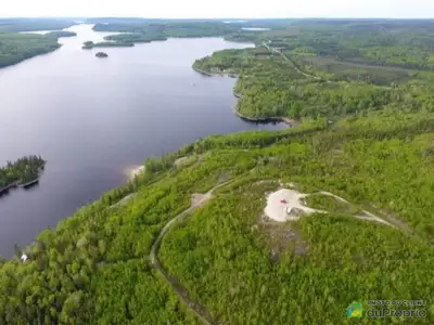 Très beau terrain à vendre au lac des commissaires. 1 km de la route 155. Plage et accès à l'eau pêc...