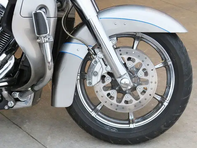 2016 Harley-Davidson FLTRUSE - CVO Road Glide Ultra in Sport Touring in Cambridge - Image 11