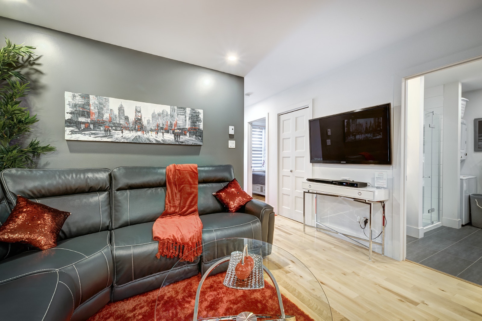 SUPERBE 5 ½ RÉNOVÉ AVEC COUR PRIVÉE - ROSEMONT — photo 3