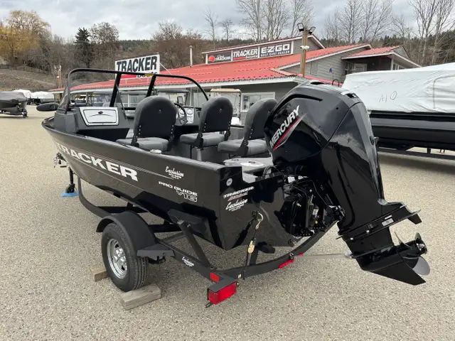 2026 TRACKER ProGuide V-16 Walk Thru fishing boat in Powerboats & Motorboats in Vernon - Image 9