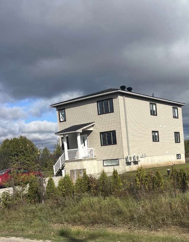 AVAILABLE JUNE 1SMITHS FALLS ONE ROOM FOR RENT IN NEW BUILDING Long