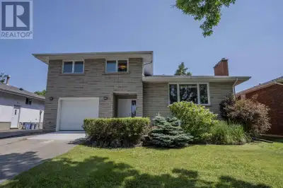 All brick 4 level side split in a beautiful family friendly neighborhood. 4 bedrooms on the upper le...