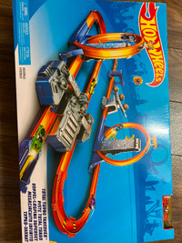 Hot wheels total turbo takeover avec véhicule neuf Mattel