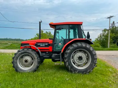 Tracteur ACGO-ALLIS 8610, Année 1994, 4X4, cabine, 100 HP, 6000 heures, cabine deluxe a/c siège a l'...