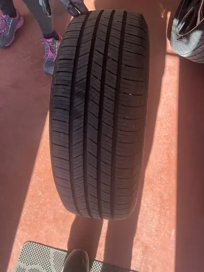 4 Pneus Michelin avec jantes 225 65 R16 en bon état au prix incroyable de 100.00 dollars pour les 4...