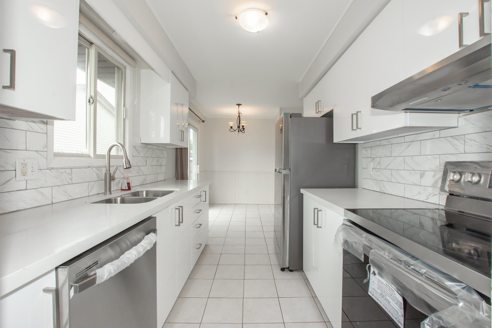 **ALL INCLUSIVE** 3 BEDROOM MAIN UNIT IN WELLAND!! Long Term Rentals