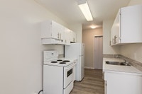 Amenities: Private Yard • Air Conditioning • Heat & Water Included Suite & Building: Spacious bachel... (image 7)