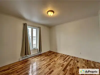 Propriété intéressante pour propriétaire occupant, le rez-de-chaussée est libre immédiatement. Duple...