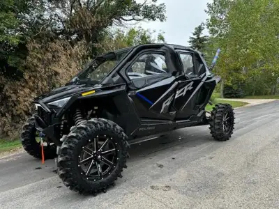 **TONS OF ACCESSORIES!! RIDE COMMAND, 32X9.5X18 TIRES/RIMS, GLASS WINSHIELD WITH WIPER AND WASHER, I...