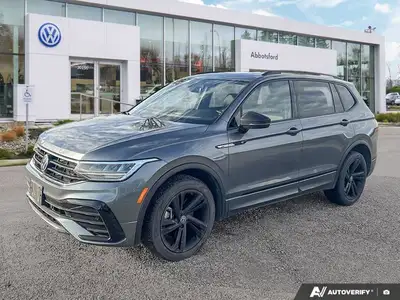 This Volkswagen Tiguan boasts a Intercooled Turbo Regular Unleaded I-4 2.0 L/121 engine powering thi...