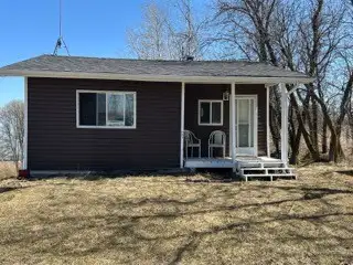 Welcome to the country, great little seasonal cottage close to many amenities, hunting, fishing, wat...