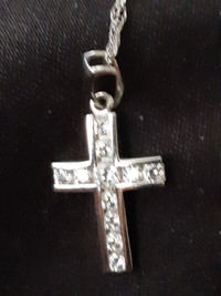 10K GOLD CROSS PENDANT WITH CHAIN AND ZIRCON STONES  SPARKLY
