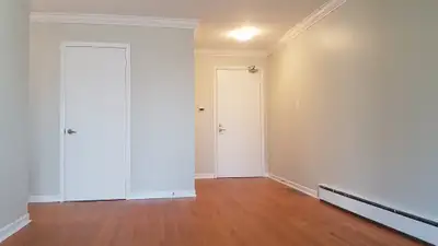 Unit Features: This bright and inviting 2-bedroom unit features hardwood laminate flooring throughou...